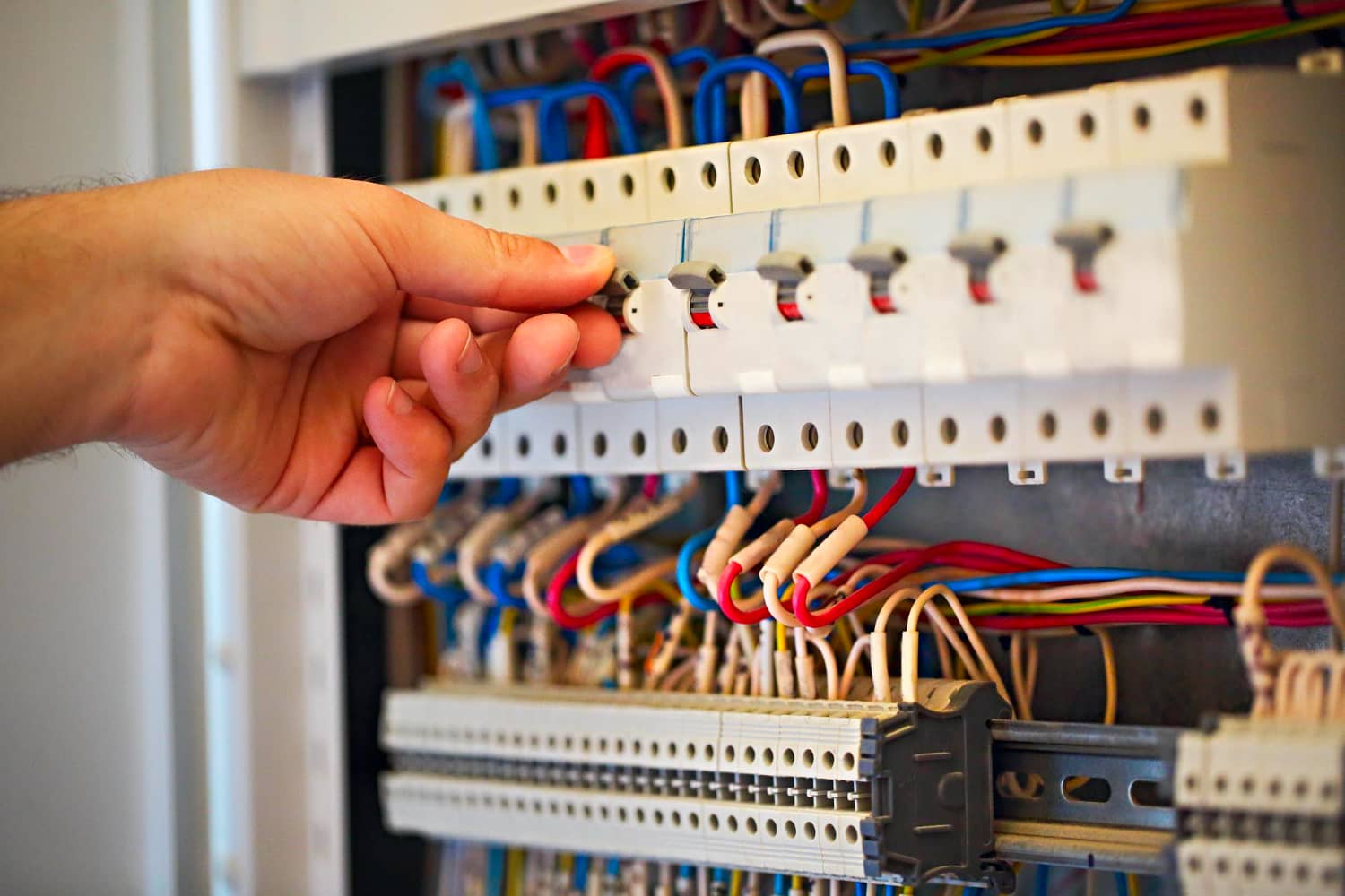 إعفاء المشتركين من رسوم إعادة وصل التيار الكهربائي للمرة الأولى وتحديد رسم ثابت للمرات اللاحقة