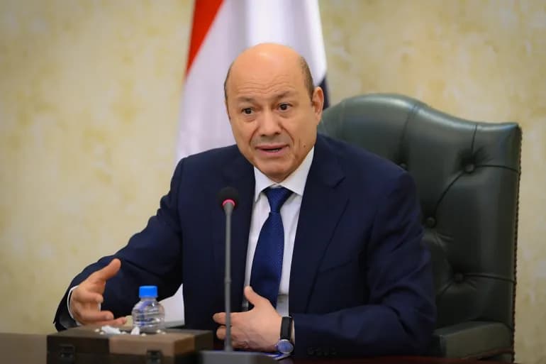 رئيس مجلس القيادة الرئاسي اليمني: استلام المعسكرات في المحافظات المحررة تم بنجاح