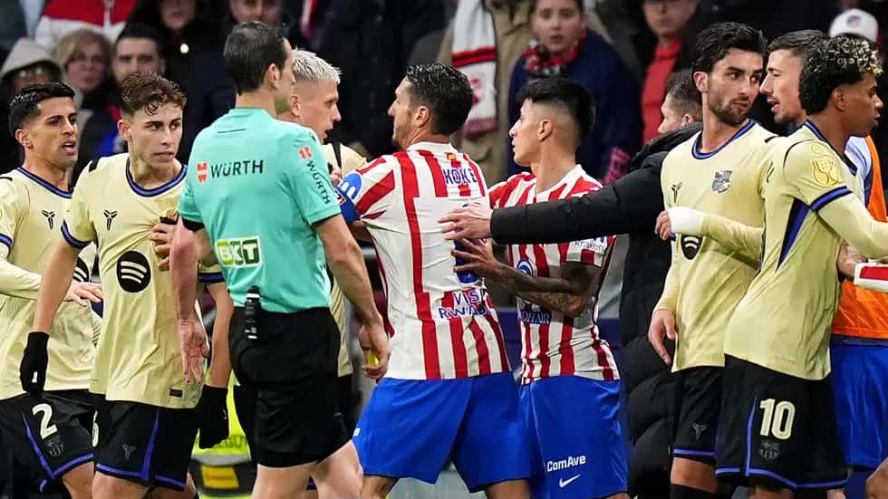 علقت قناة ريال مدريد الرسمية، على بيان برشلونة، الذي أصدره بعد الهفوات