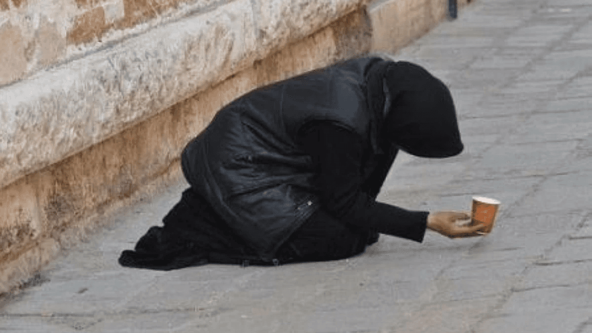 ضبط متسولة من ذوي الأسبقيات بحوزتها 3313 دينار في عمّان