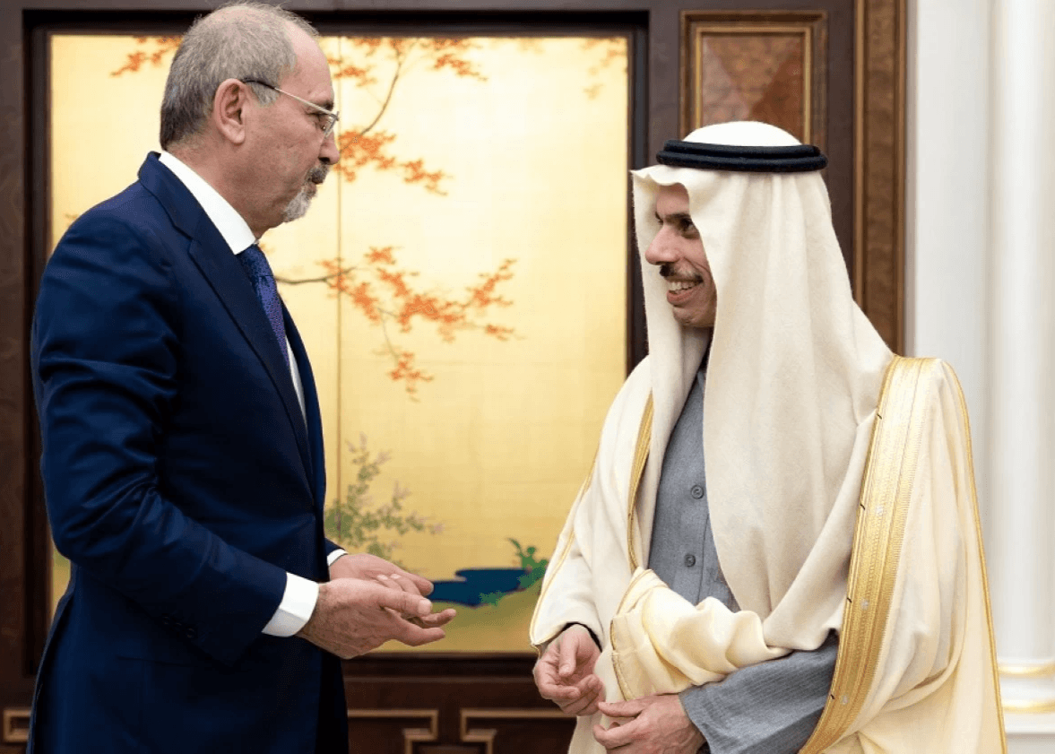 الصفدي ونظيره السعودي يبحثان جهود احتواء التصعيد الإقليمي