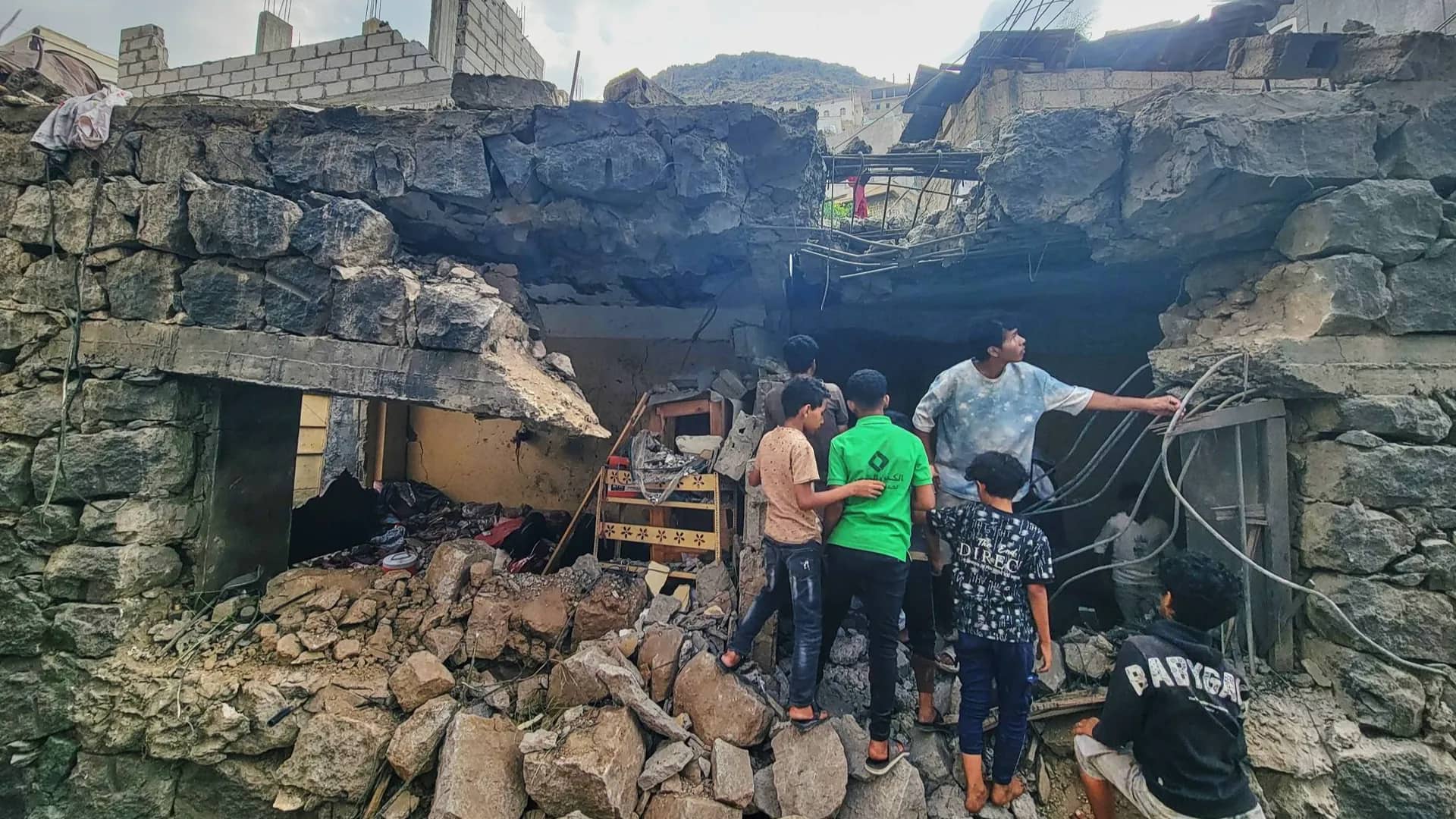 الحكومة اليمنية: مقتل 73 مدنياً وإصابة 223 آخرين في تعز منذ سبتمبر
