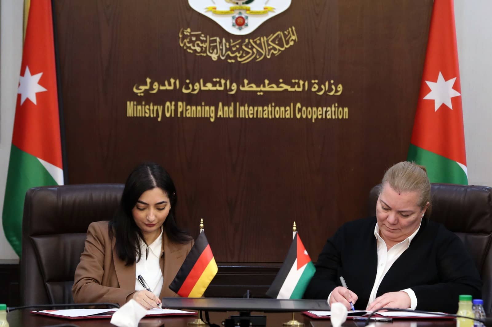 الأردن وألمانيا يوقعان اتفاقية منحة بـ 22 مليون يورو لـ "الناقل الوطني"