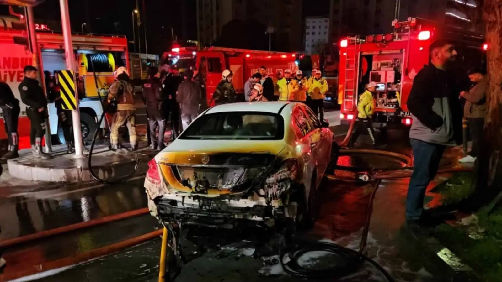 هجوم مزدوج يهز أرقى أحياء إسطنبول.. حرق 15 سيارة فارهة