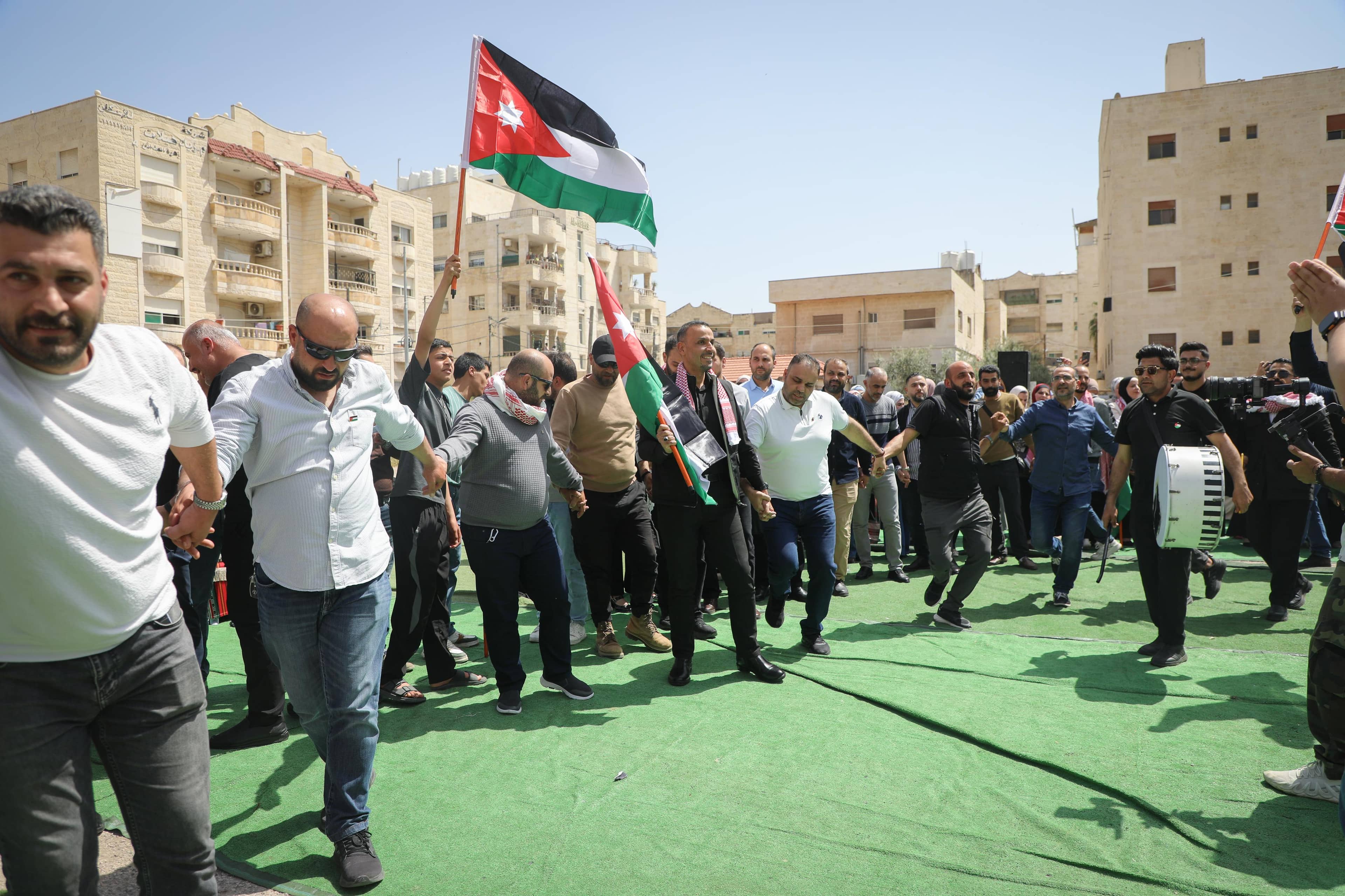 لماذا ينسى الأردني همومه عند فرح الوطن؟ خبير اجتماعي يوضح