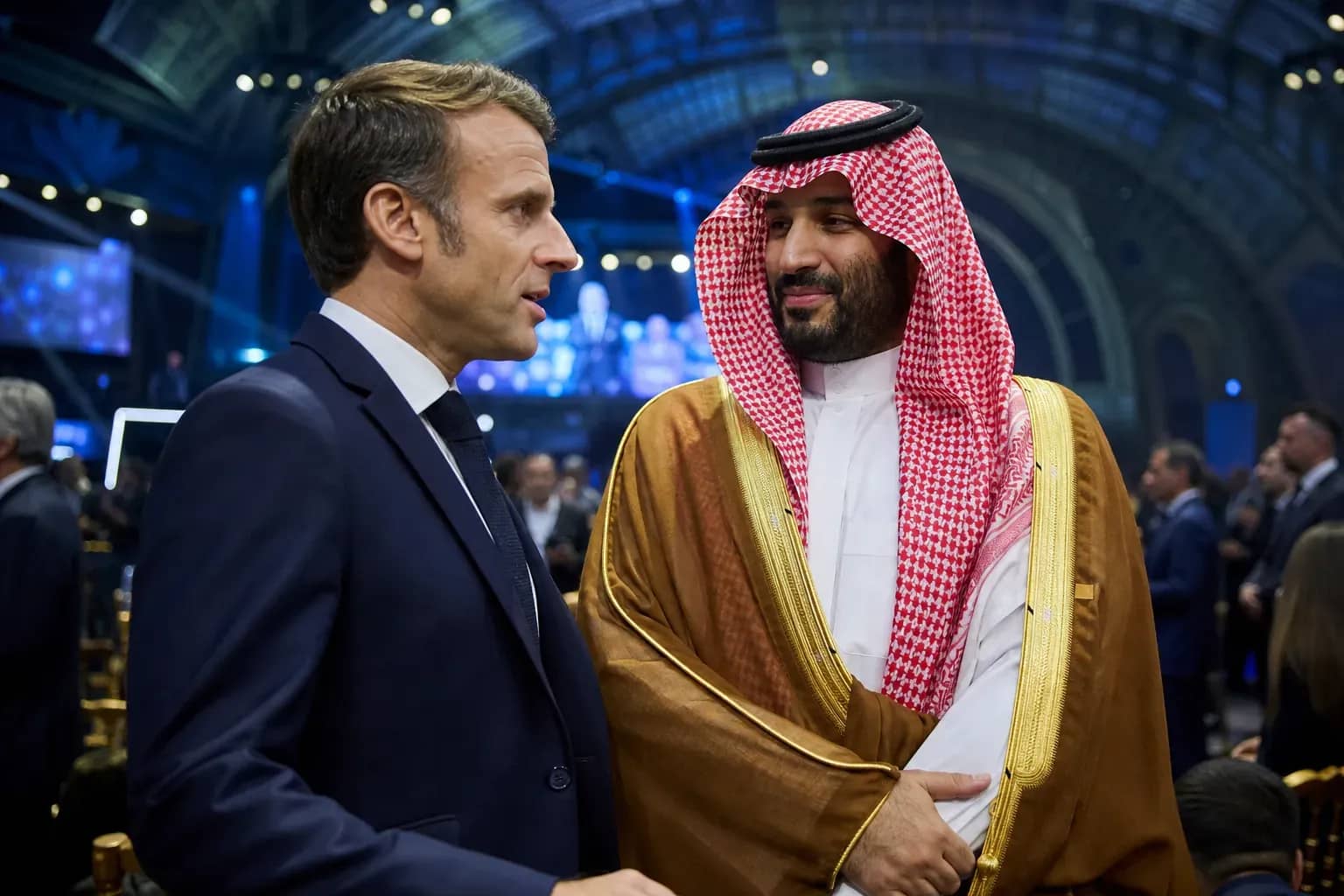ماكرون يزور السعودية فجأة للتضامن بمواجهة الحوثيين.. كيف تقرأ الخطوة؟