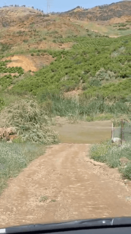 المياه تغمر جسر سيل الزرقاء الذي يربط قرية خشيبة التحتا بمحافظة جرش مع