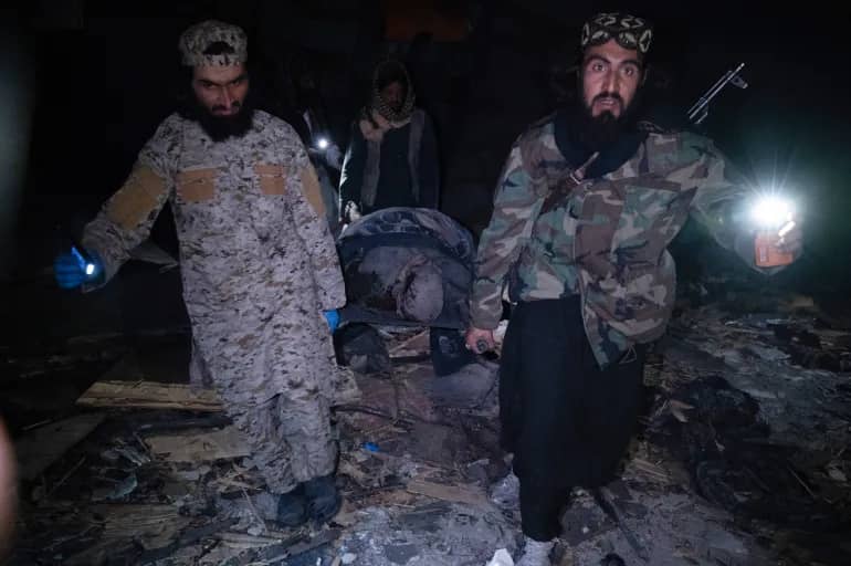 أفغانستان تتهم باكستان بارتكاب مجزرة وقتل 400 مدني دفعة واحدة.. تفاصيل