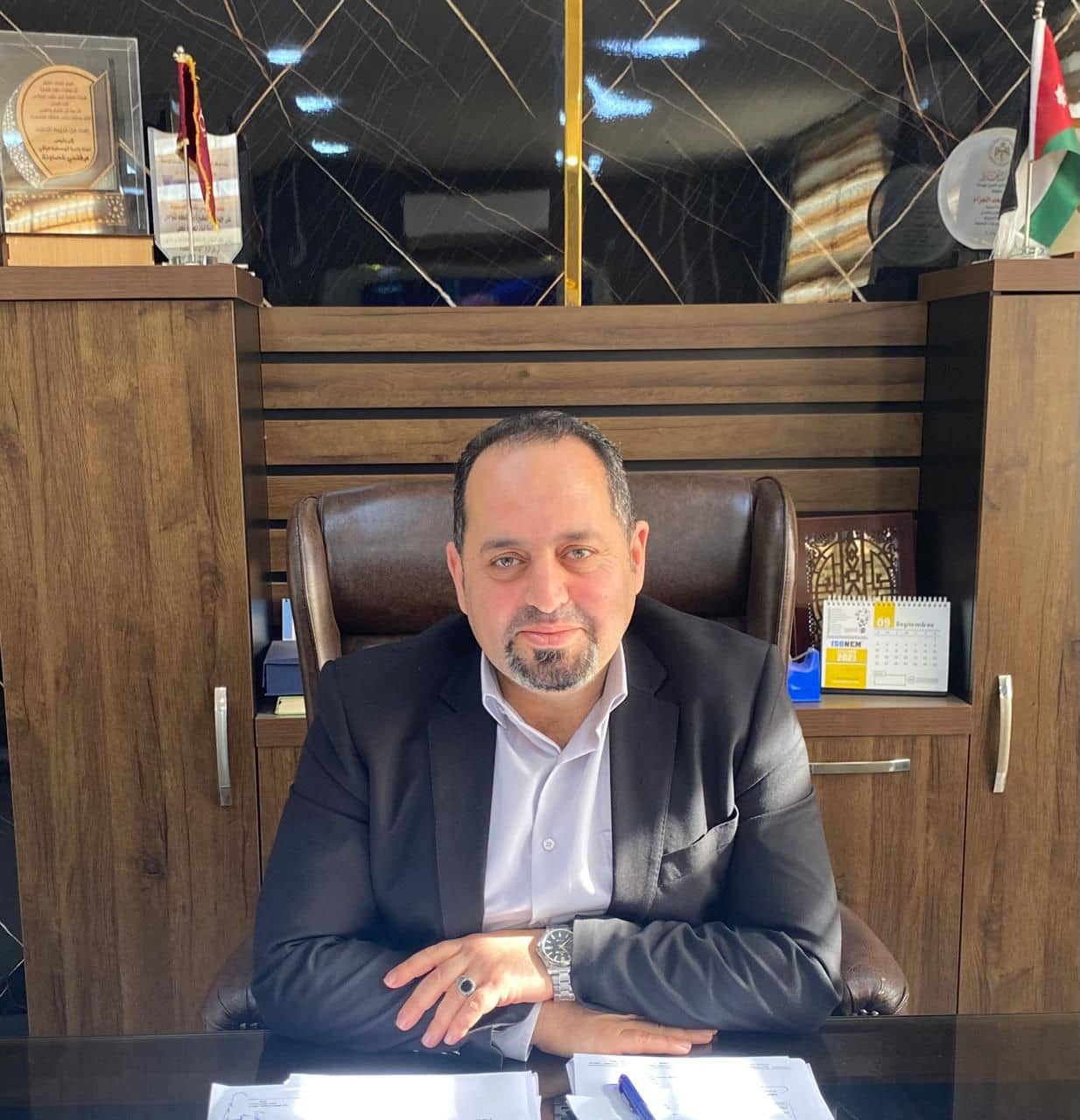 "بين ما نُخفيه وما نعيشه ارتباك الإنسان في زمنٍ مثقل"