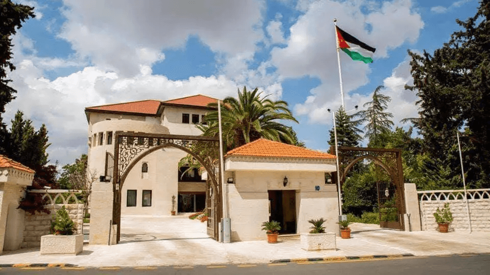 الحكومة تكشف لـ"عين" الفئات المشمولة بزيادة الـ30 دينارا