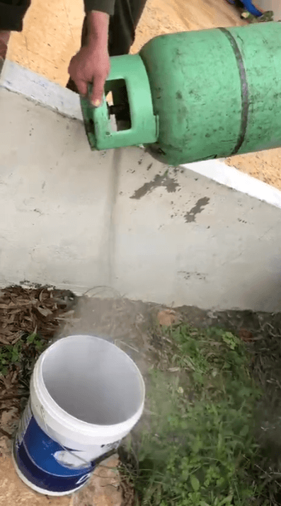 مواطن يشكو خروج مياه سوداء من أسطوانة غاز.. وهيئة الطاقة تحقق