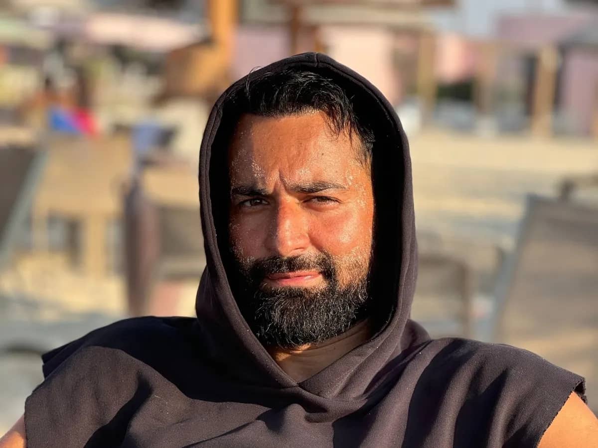 صورة لـ أحمد حاتم تثير جدلاً حول ارتباطه في مصر