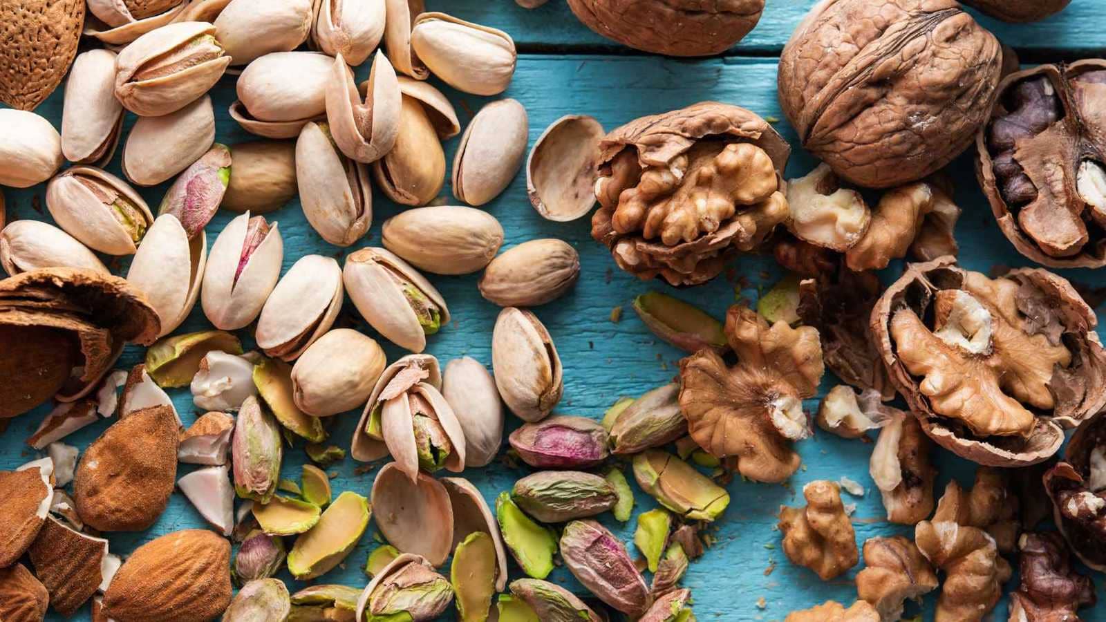 الفستق أم الجوز.. أيهما الأفضل صحيا؟