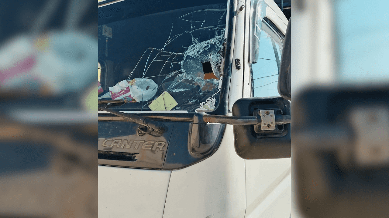 أقدم مجموعة أشخاص على تحطيم مركبة مواطن والاعتداء عليه بأدوات حادة وح