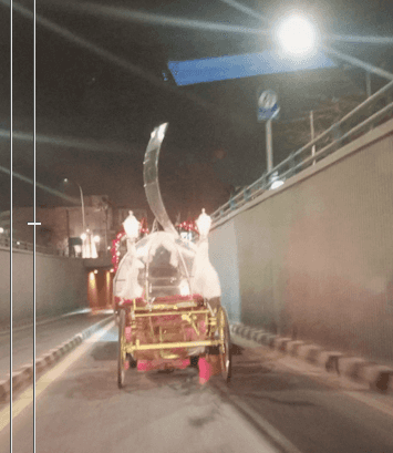 سيارة تجر عربة غريبة في شوارع عمّان