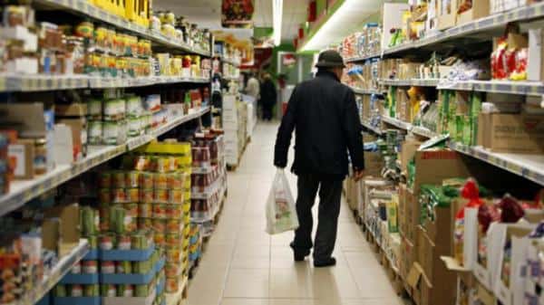 الدار - شكا عدد من المواطنين عبر إذاعة عين، الخميس، من ارتفاع أسعار أ