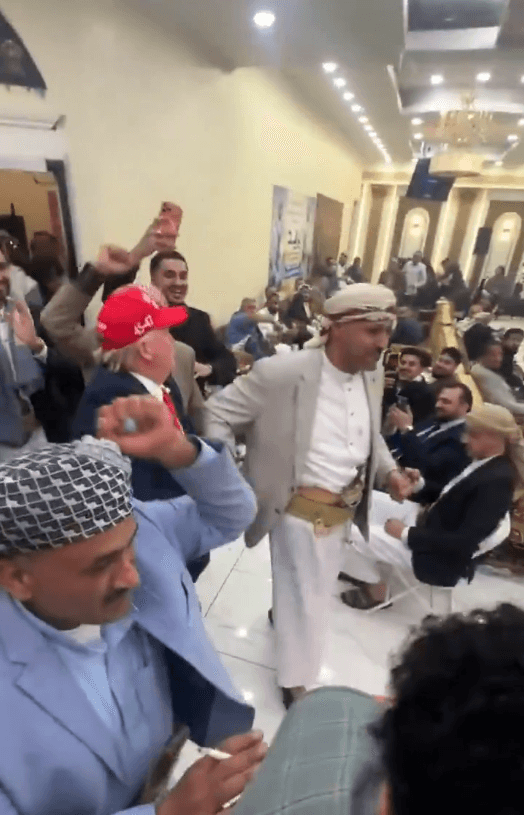 شبيه ترمب يشارك في حفل زفاف ويقلد رقصته الشهيرة