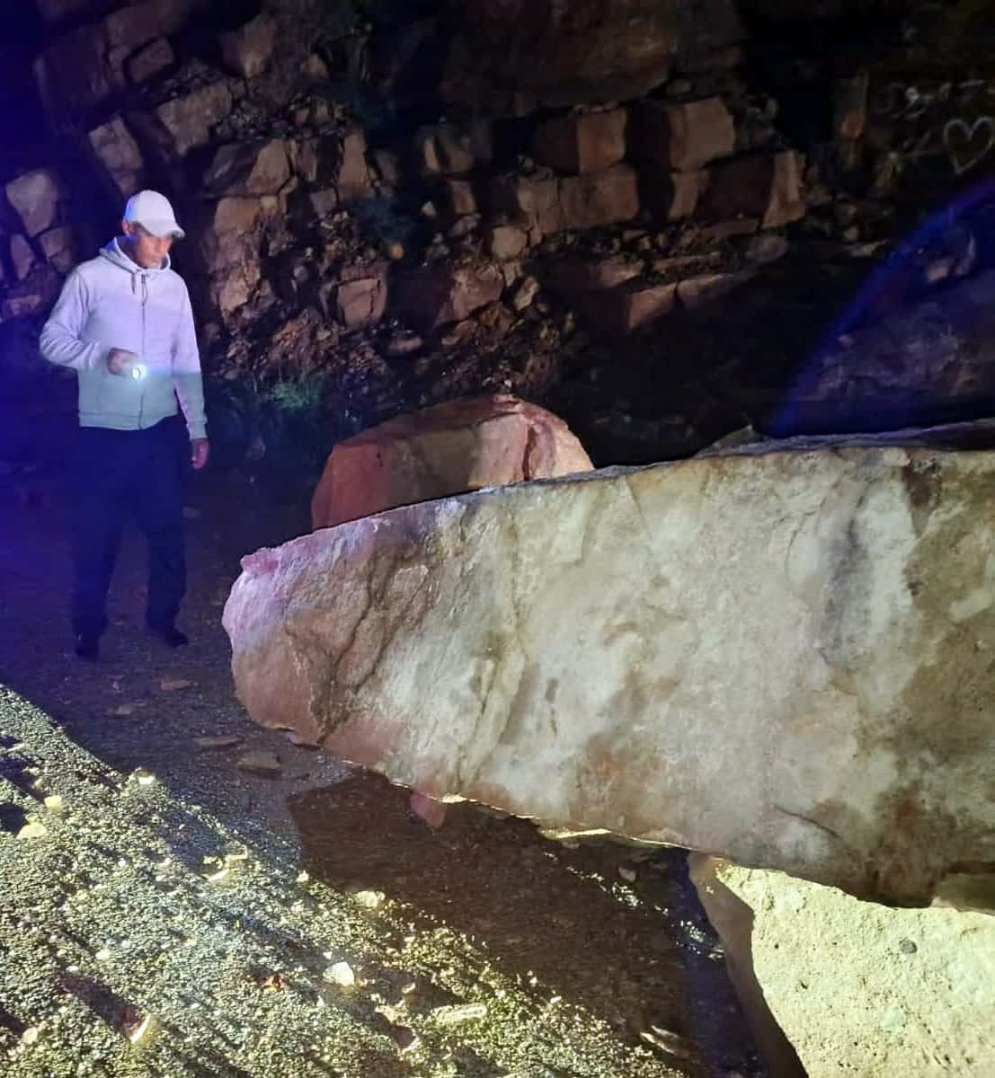 الدار - تعاملت كوادر وآليات بلدية سويمة أمس، مع انهيار صخري على طريق