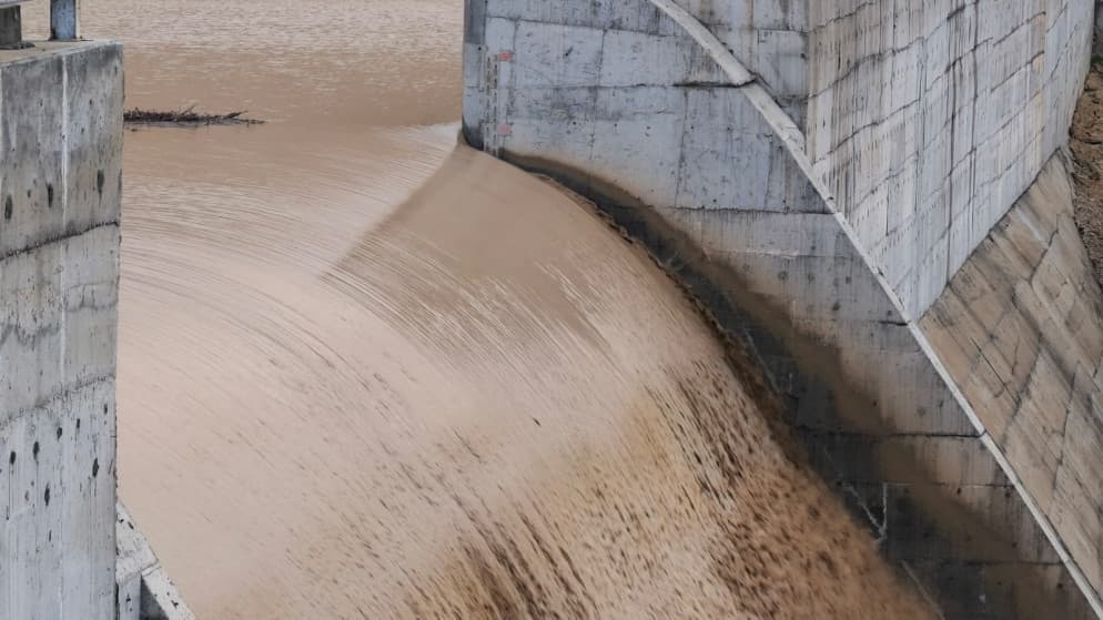 فيضان سد وادي الكرك جراء هطول الأمطار.. صور