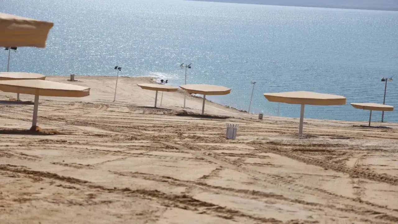 استعدادا لعيد الفطر.. بدء مرحلة تطوير شاملة لشاطئ البحر الميت السياحي وتوقيع اتفاقية تشغيلية جديدة