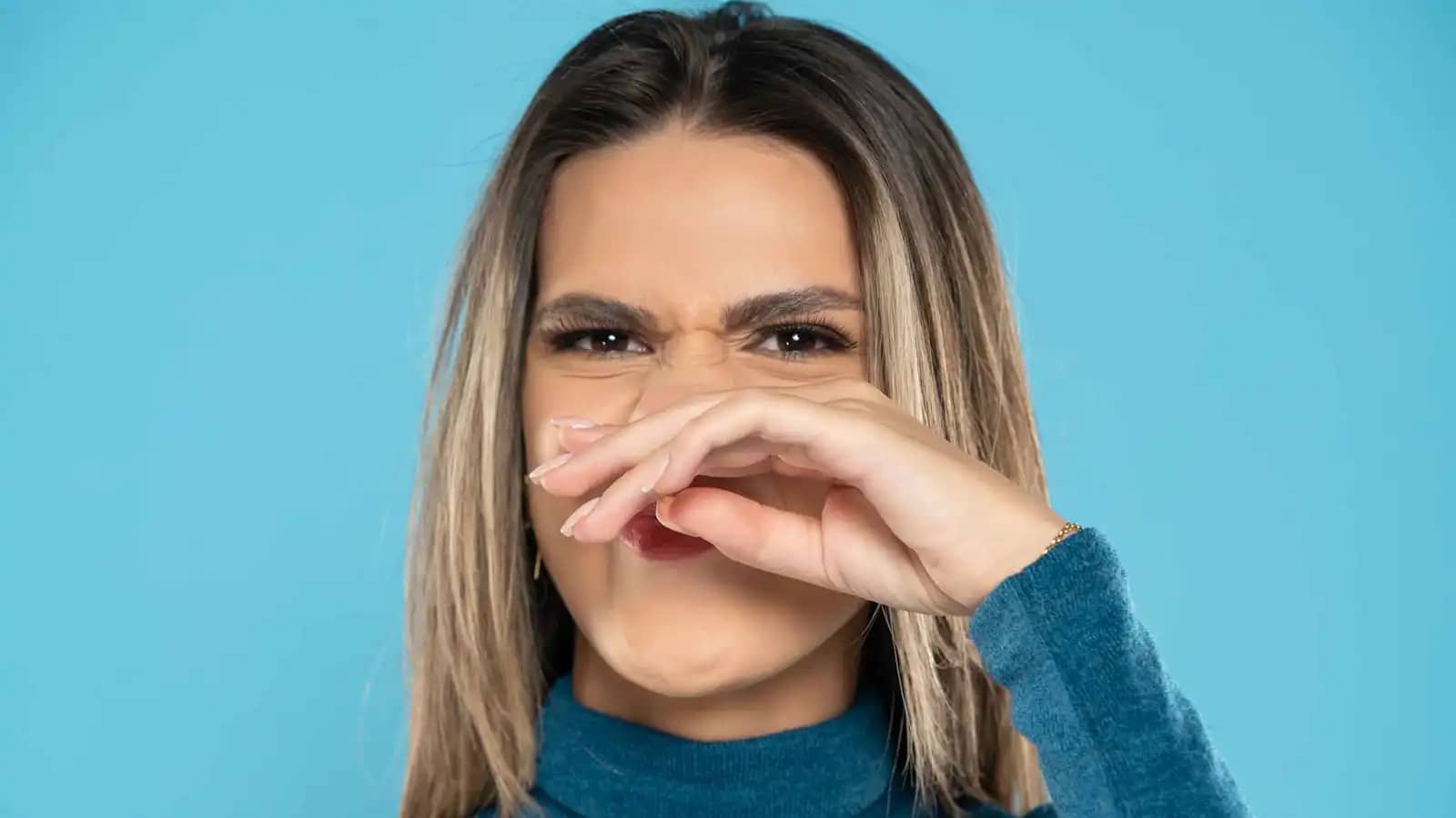 دراسة تربط بين حكّ الأنف وزيادة خطر الإصابة بالخرف