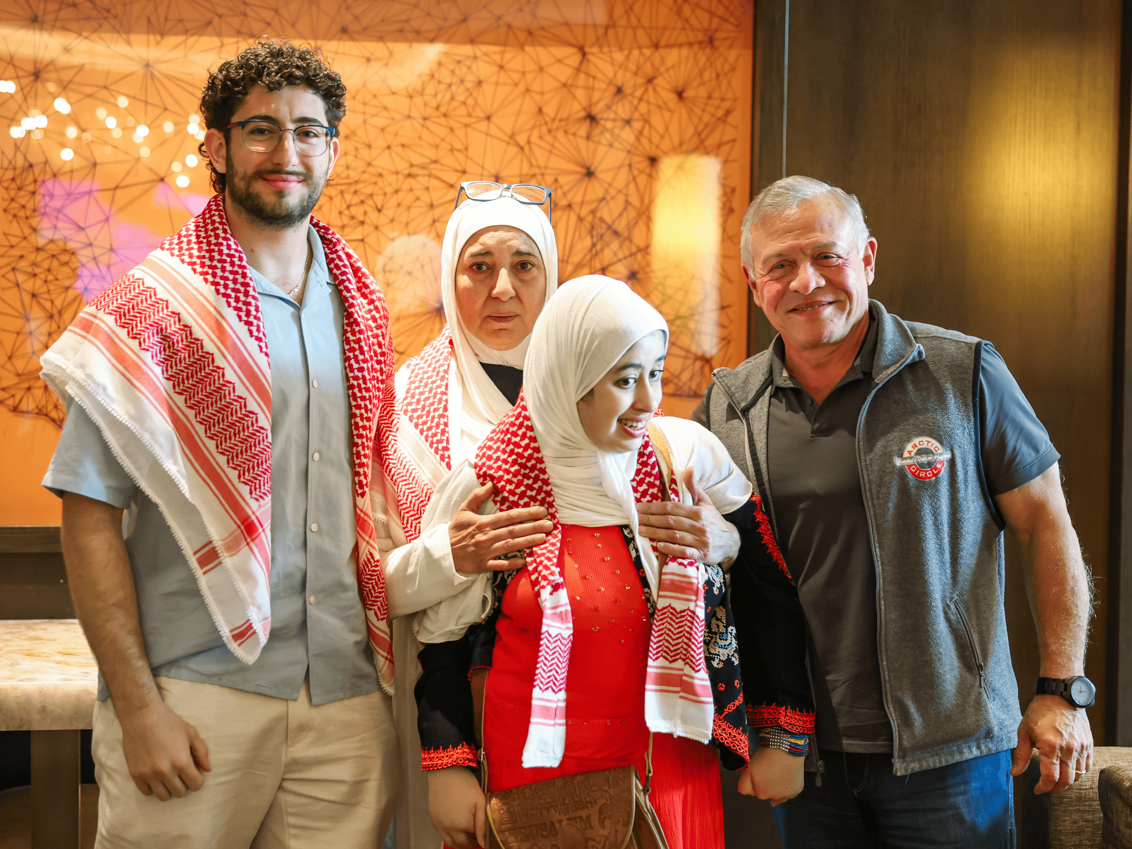 الملك يلتقي مواطنة أردنية في كاليفورنيا ويدعوها لزيارة الأردن على نفقته الخاصة - صور