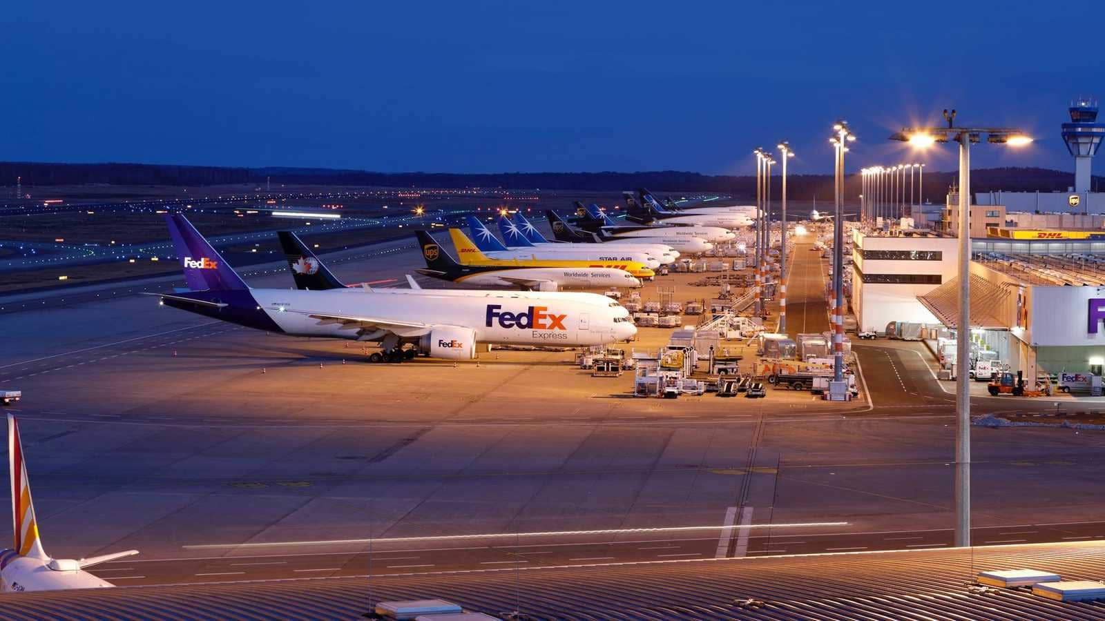 مسافران يحاولان اقتحام الطائرة بعد فوات موعد الصعود