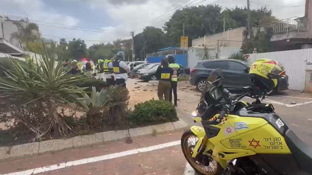 تضررت مباني في تل أبيب، السبت، جراء سقوط شظايا صاروخ عنقودي، وفق القنا