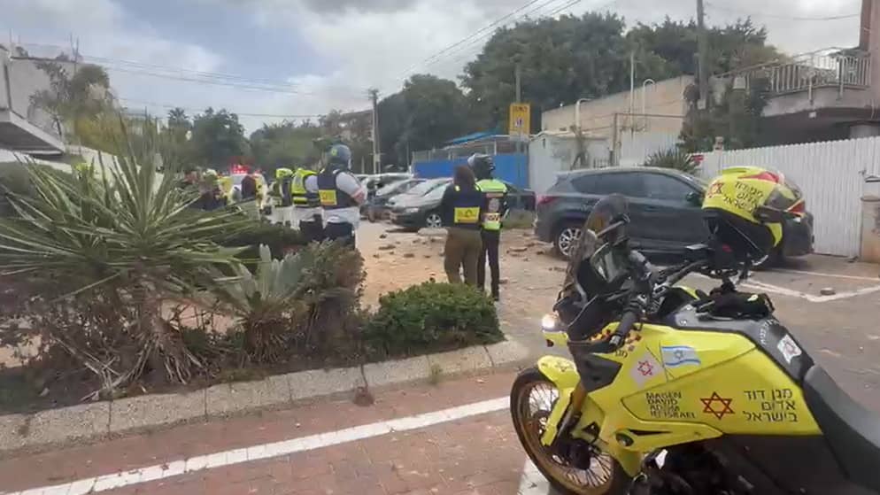 تضرر مبان في تل أبيب إثر سقوط شظايا صاروخ إيراني