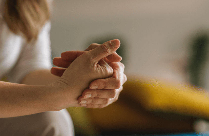 حقيقة العلاقة بين طقطقة الأصابع والتهاب المفاصل