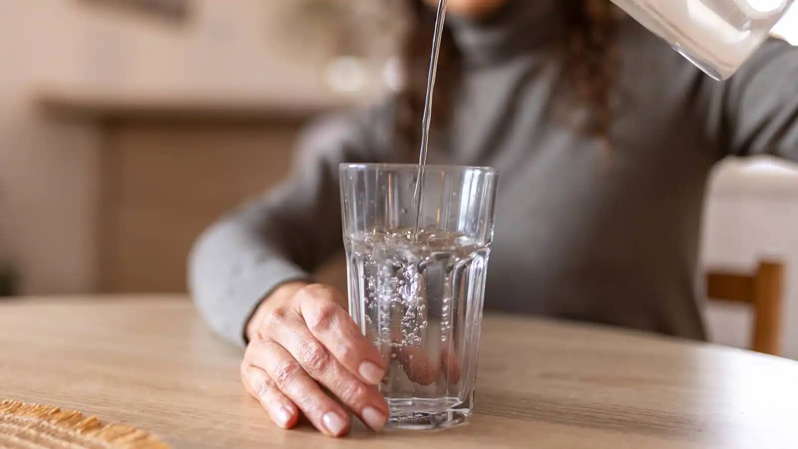 الماء الدافئ صباحاً.. سرّ بسيط لدعم الهضم وإنقاص الوزن