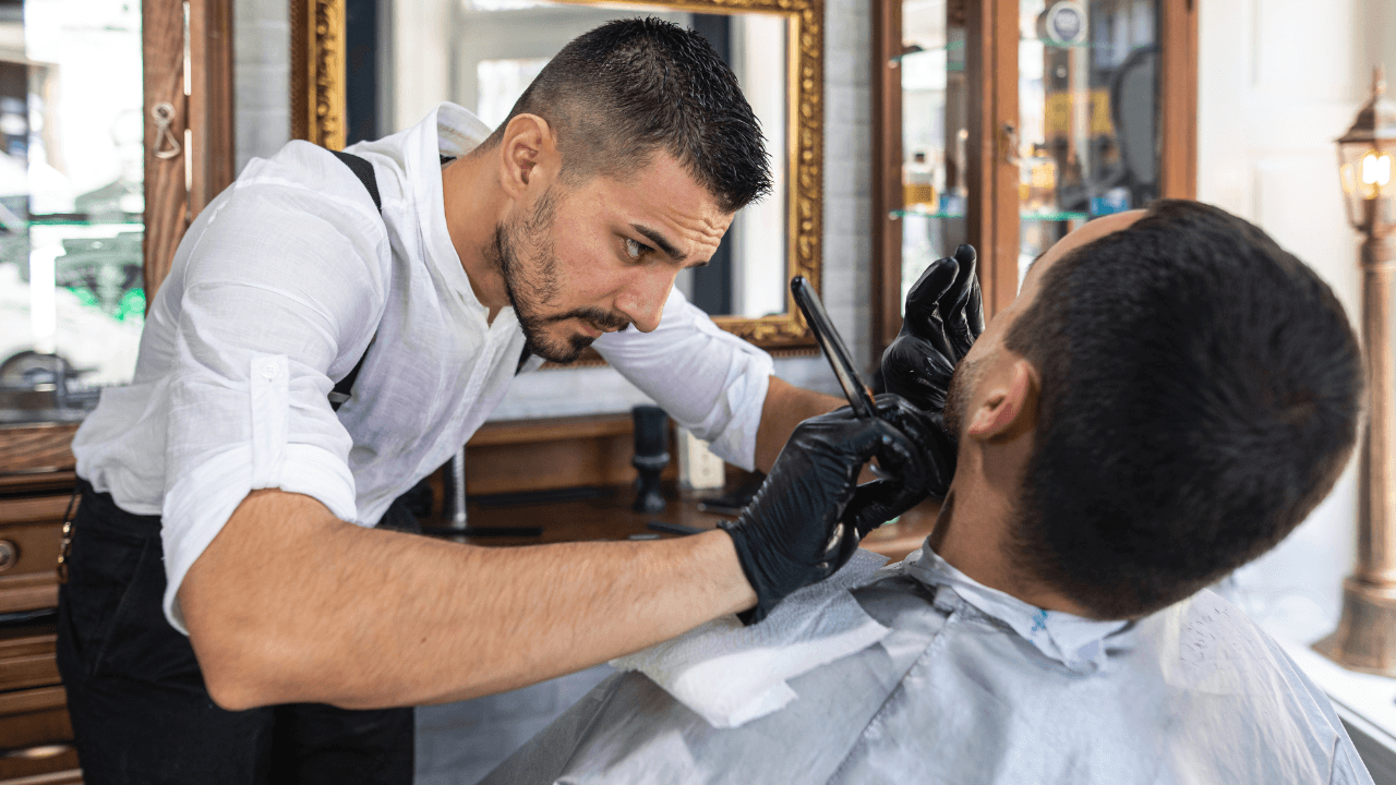 نقابة الحلاقين الأردنيين تنفي ارتفاع أسعار الحلاقة