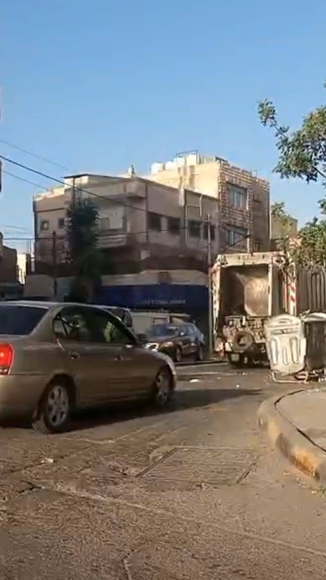 ضاغطة نفايات تغلق طريقا رئيسيا وتتسبب في أزمة سير في جبل الحسين