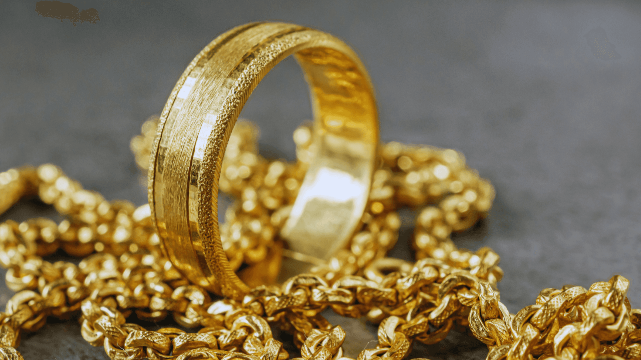 بلغ سعر بيع غرام الذهب عيار 21 في السوق المحلية، الثلاثاء، 99.4 دينارً