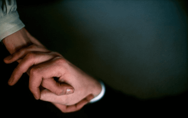 كيف يترجم الدماغ اللمسة إلى إحساس وعاطفة؟