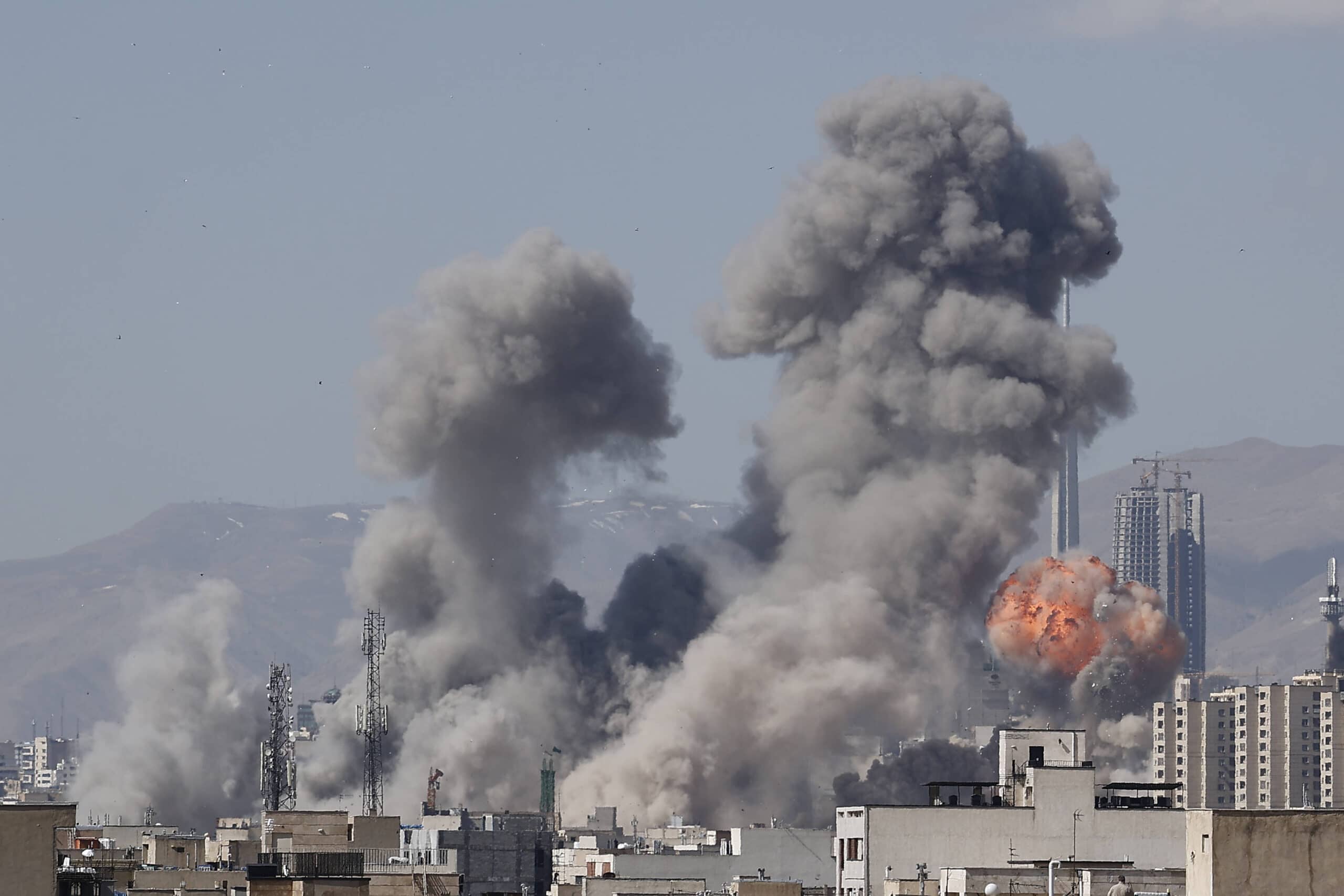 دوي انفجارات متكررة قرب مطار زايد بأبوظبي واستهداف منشأة في منطقة المعامير البحرينية