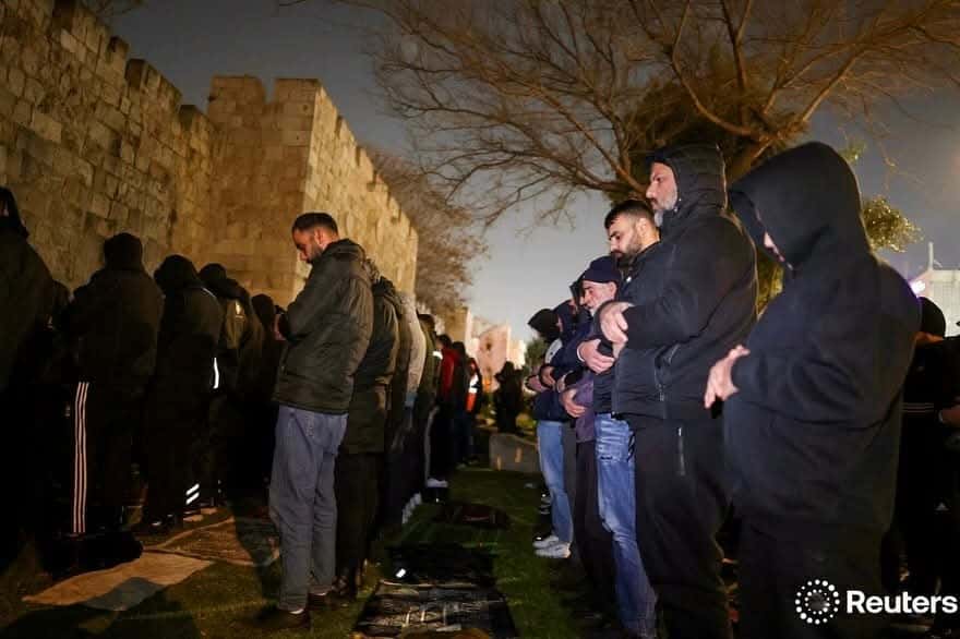 الدار - نقلت وكالة "رويترز" للأنباء مشاهد أداء مصلين فلسطينيين لصلاة ا