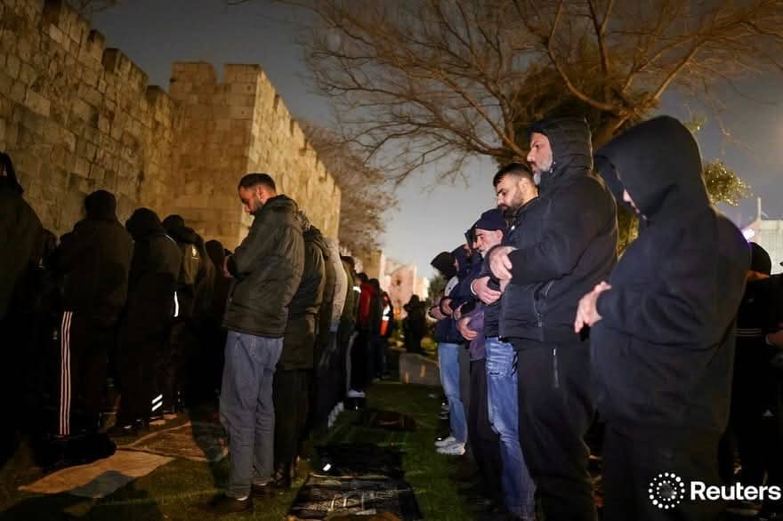 مصلون فلسطينيون يحيون ليلة القدر خارج البلدة القديمة بالقدس في ظل تقييد الصلاة بالمسجد الأقصى