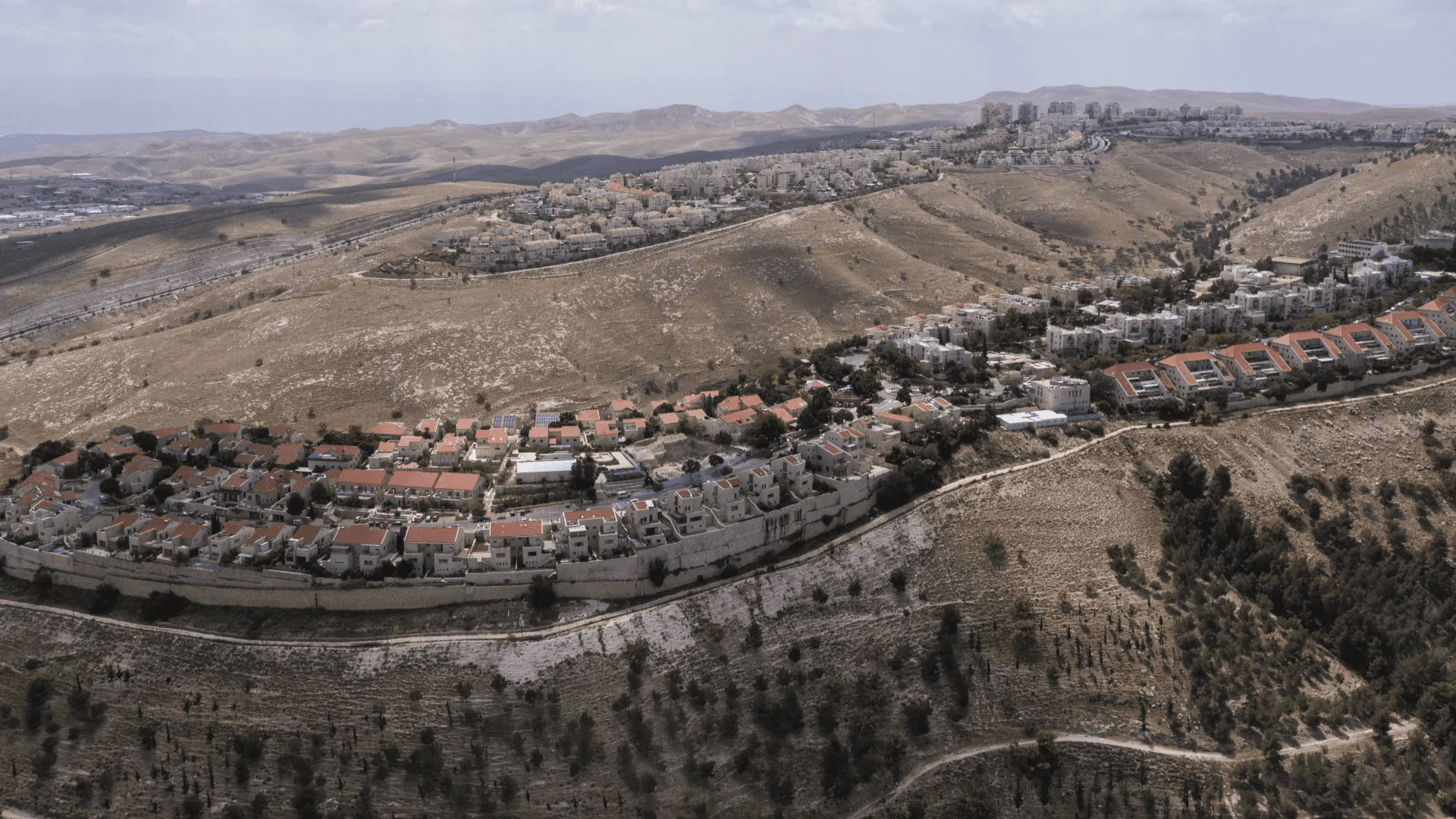 بريطانيا تفرض عقوبات على المستوطنات الإسرائيلية بالضفة