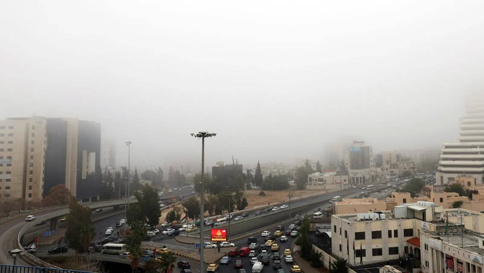 طقس لطيف نهاراً وتحذيرات من الضباب والإنزلاق صباح الجمعة