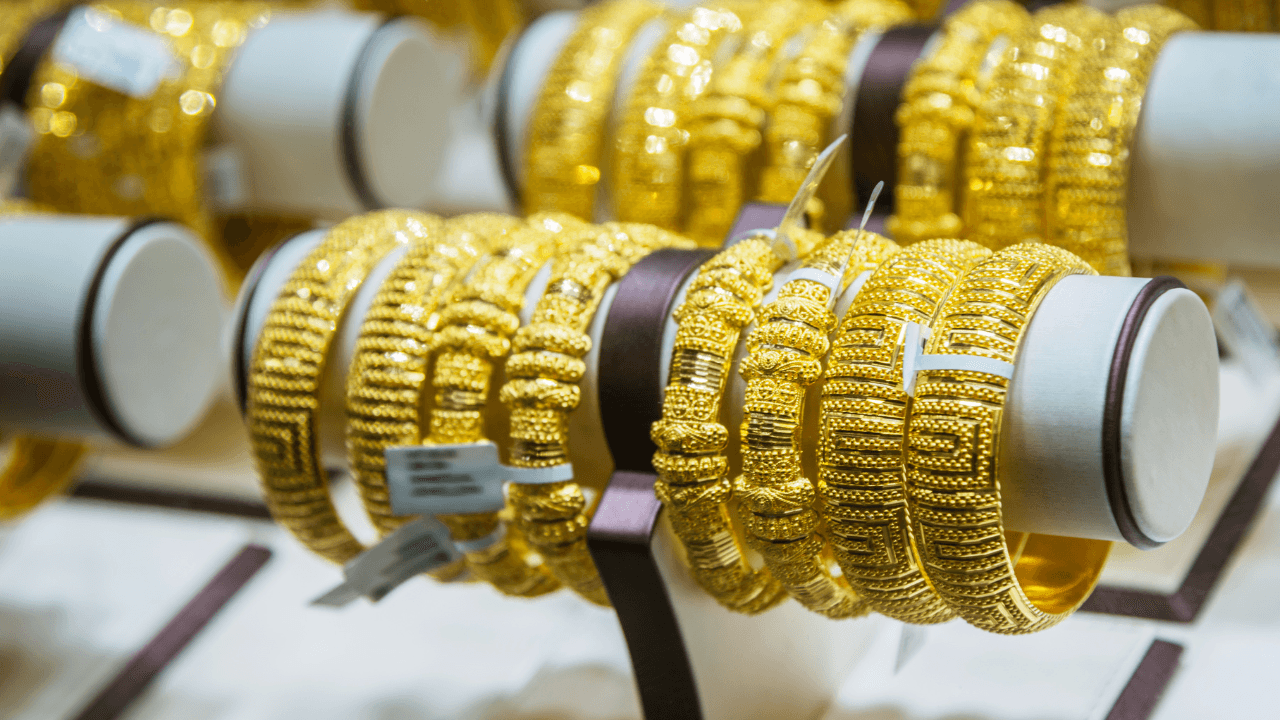 بلغ سعر بيع غرام الذهب عيار 21 في السوق المحلية، الاثنين، عند 101.60 د