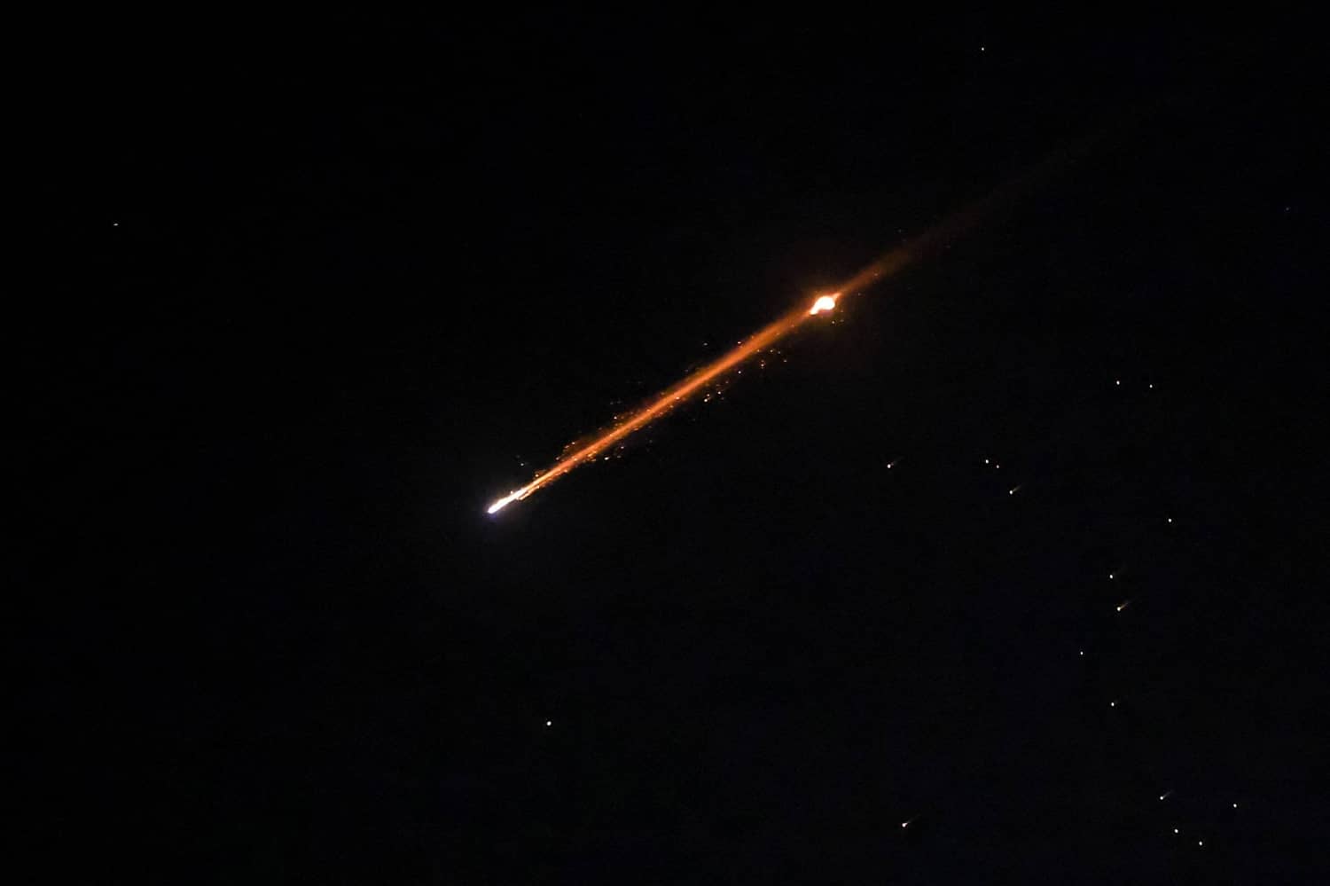 إعلام عبري: صاروخ "عنقودي" يستهدف تل أبيب الكبرى وارتفاع عدد المصابين في ديمونا وعراد إلى 175