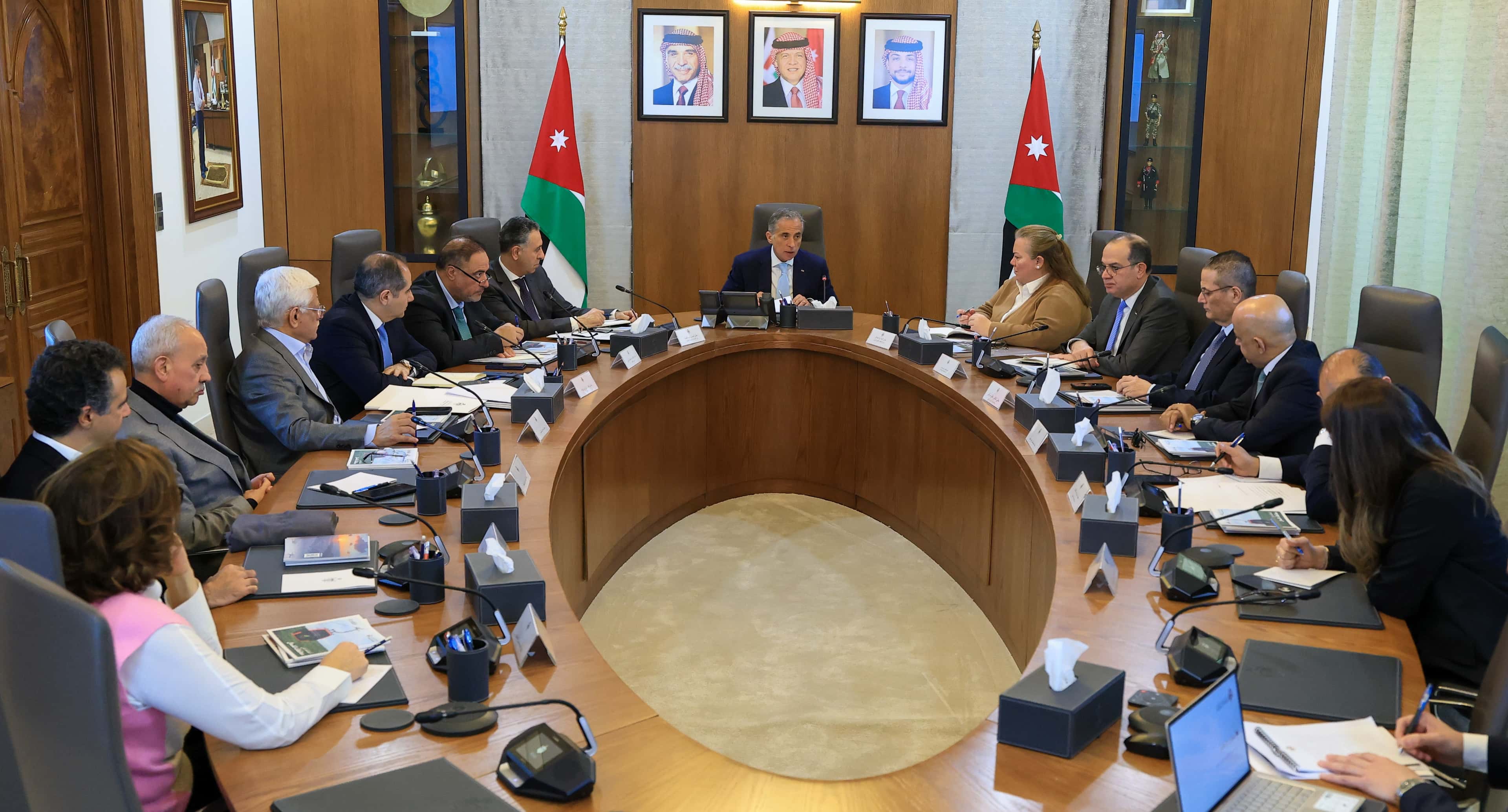 ترأس رئيس الوزراء جعفر حسان، الأحد، اجتماعاً لمجلس الاستثمار؛ وذلك في