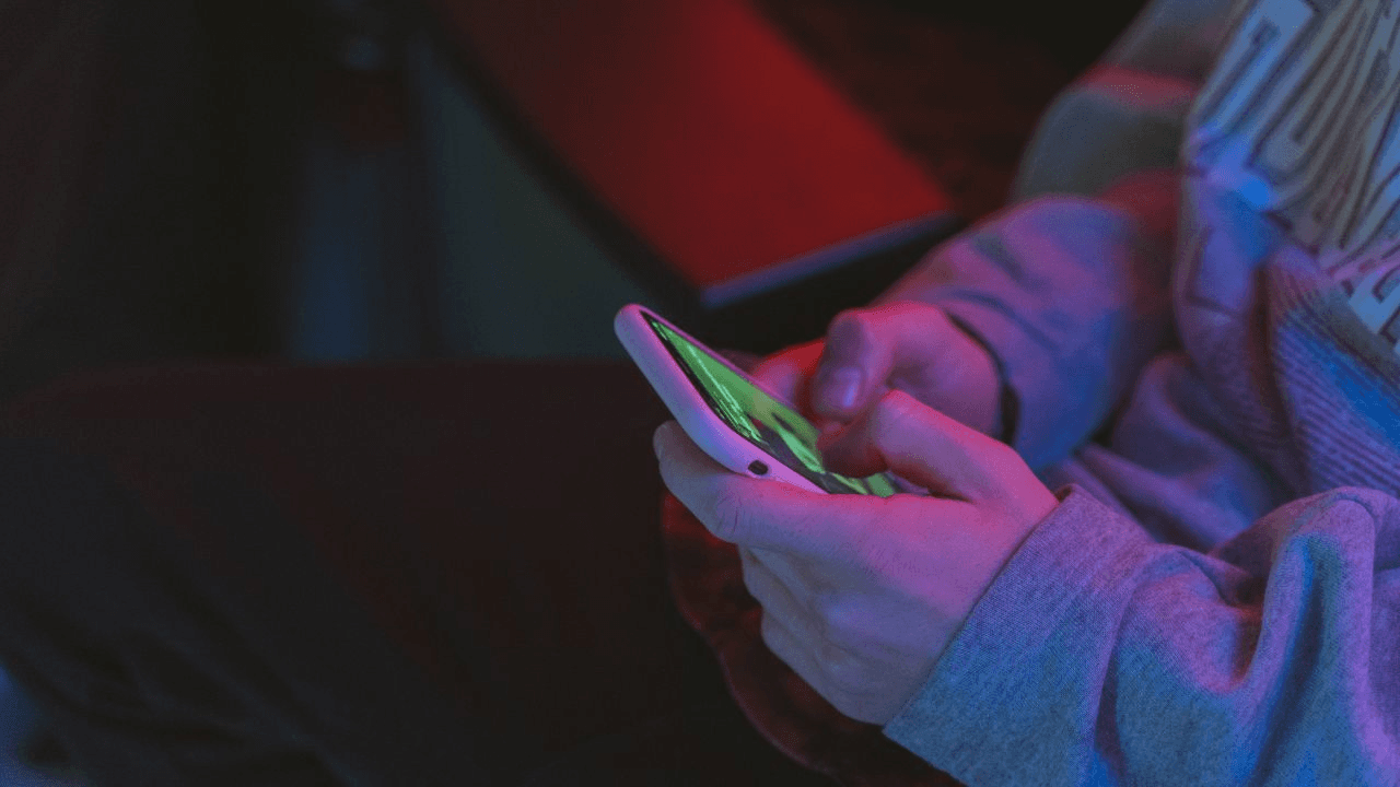 "الجرائم الإلكترونية" تلقي القبض على محتال ببيع الهواتف