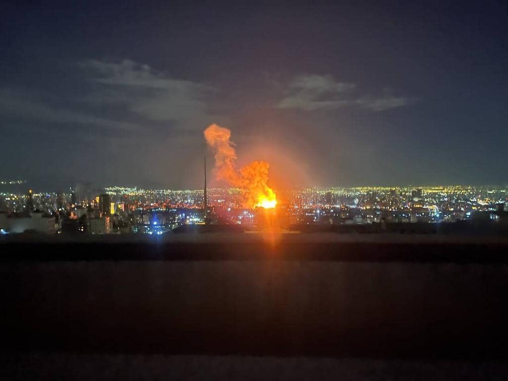 وكالة "تسنيم": مقتل مدنيين وانهيار مبانٍ سكنية وأمنية في مدينة ري جنوب طهران إثر هجوم جوي