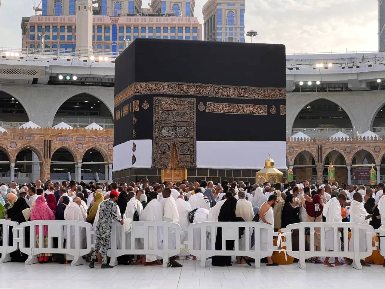 السعودية تمدد تأشيرات الزيارة والعمرة لمن تعذر مغادرتهم