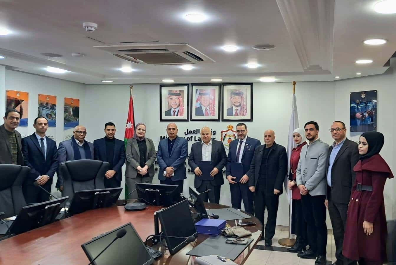 الدار - وقّعت في وزارة العمل الخميس اتفاقية تشغيل وتدريب لفرع إنتاجي ج