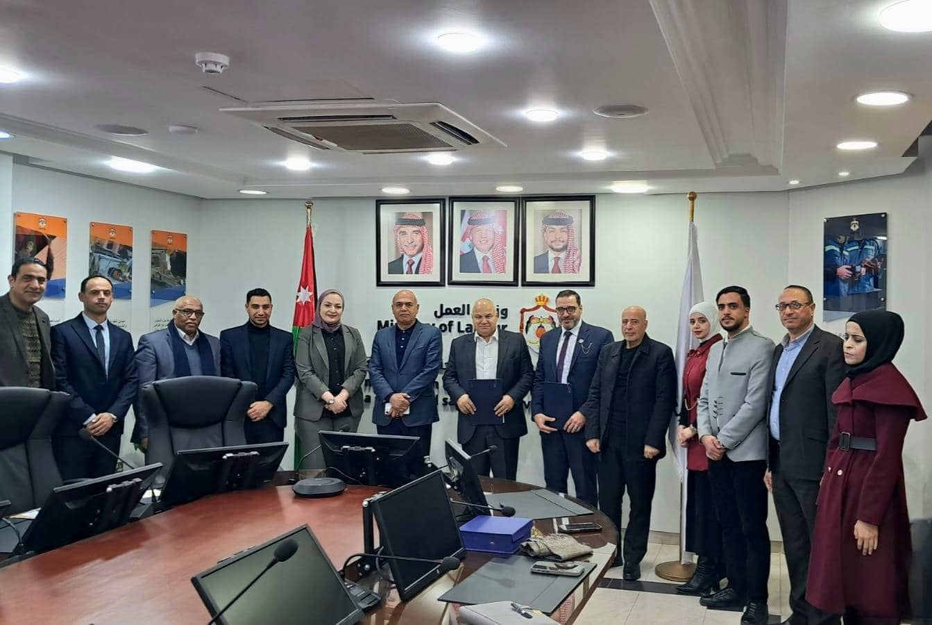 وزير العمل يوقع اتفاقية تشغيل وتدريب لفرع إنتاجي جديد في لواء الحسينية في معان