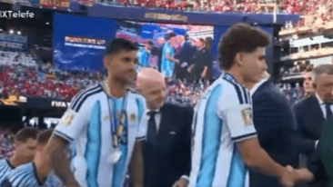 تجاهل ترمب وصافح الجميع.. لاعب أرجنتيني يشعل الجدل