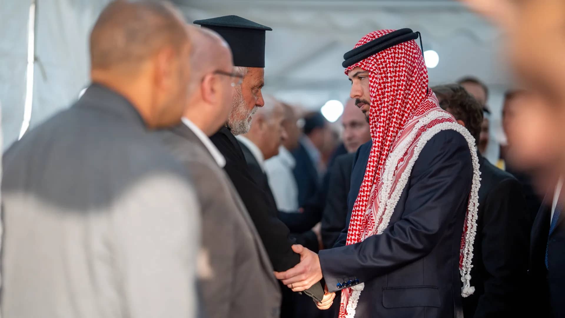ولي العهد والملكة رانيا يقدمان واجب العزاء بشهداء الوطن في بلدة حمود بالكرك